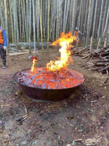 竹炭を作って炎が上がる様子。