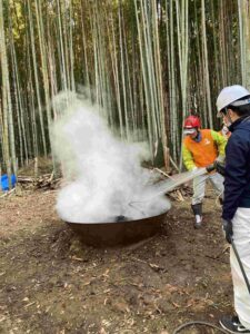 竹炭を水で急冷している様子。